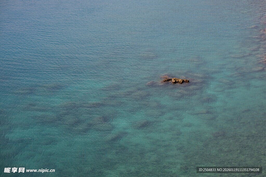 海上孤礁 碧海美景