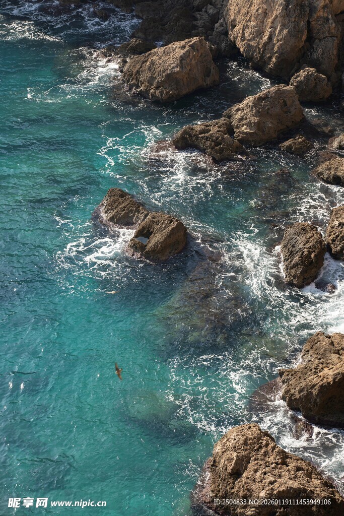 海边礁石与清澈海水