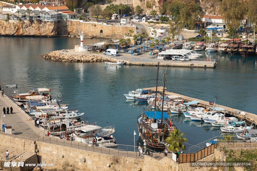 港口停泊的众多船只