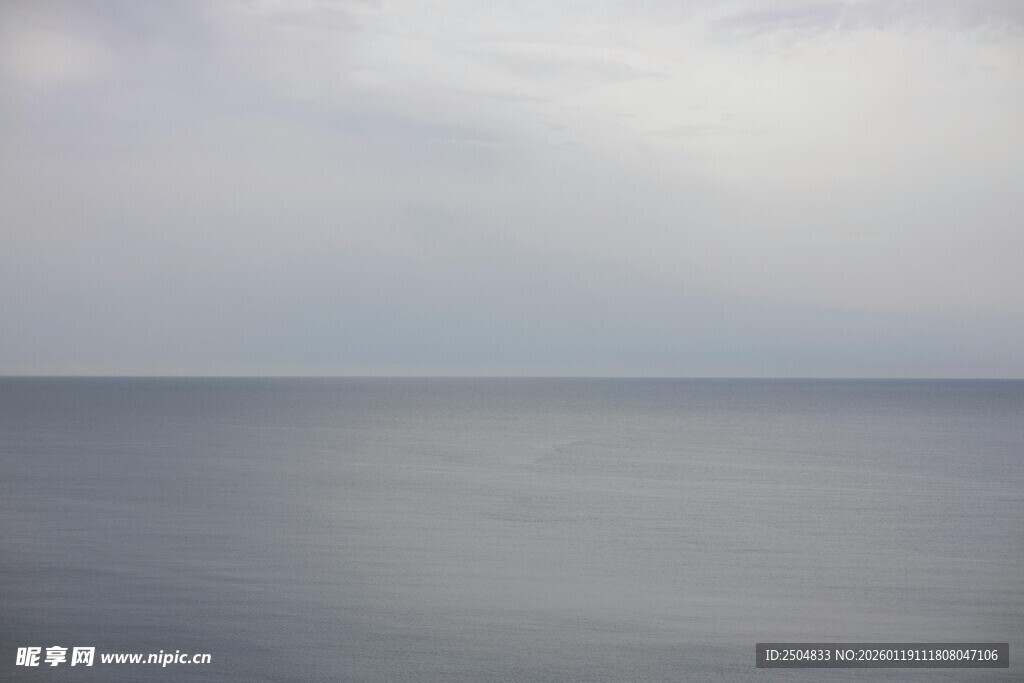 宁静海面 天空云层低垂