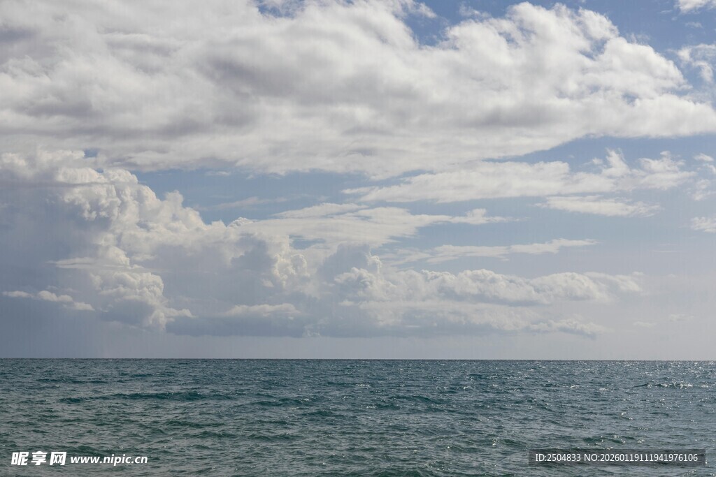 海上蓝天白云美景