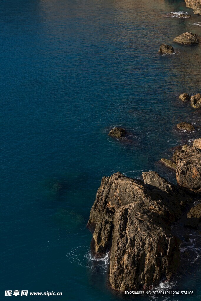 海边嶙峋礁石 碧海美景