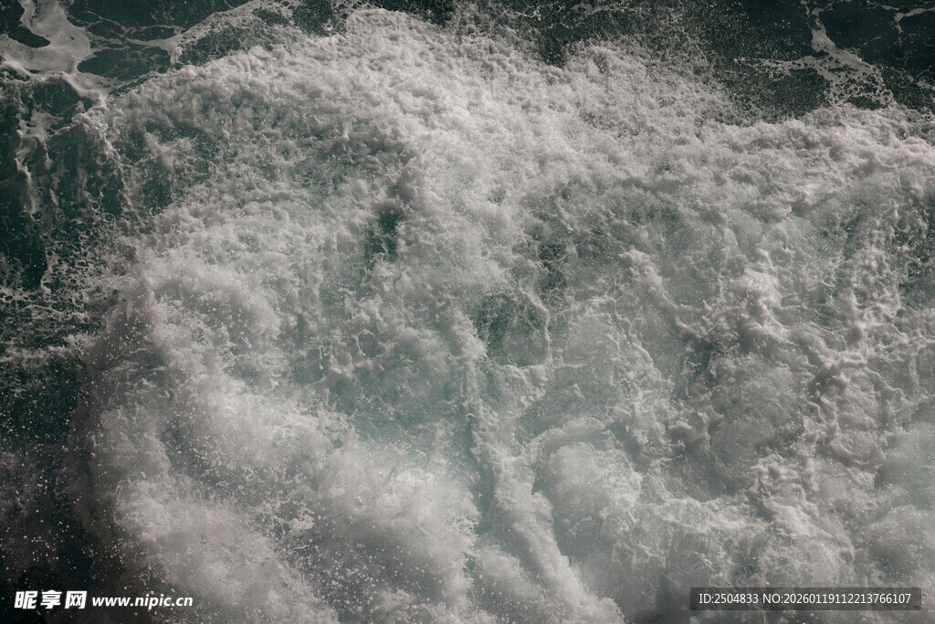 汹涌澎湃的白色浪花