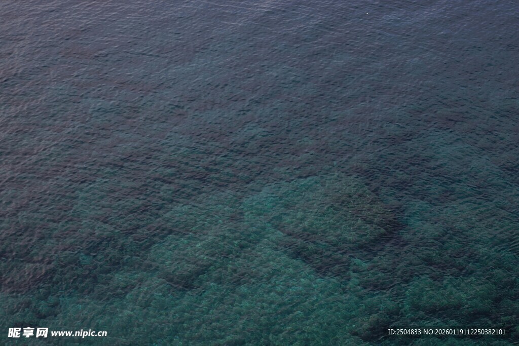 俯瞰碧蓝深邃的海洋
