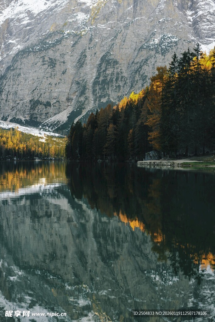 山间静湖秋景倒影如画