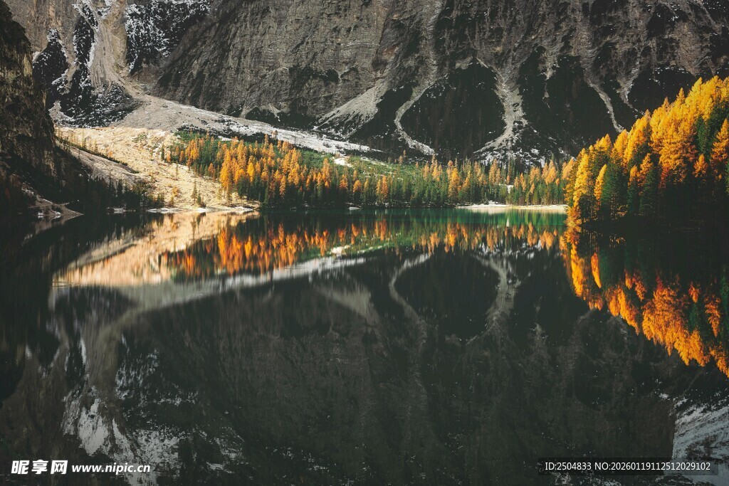 山间秋景湖光倒影