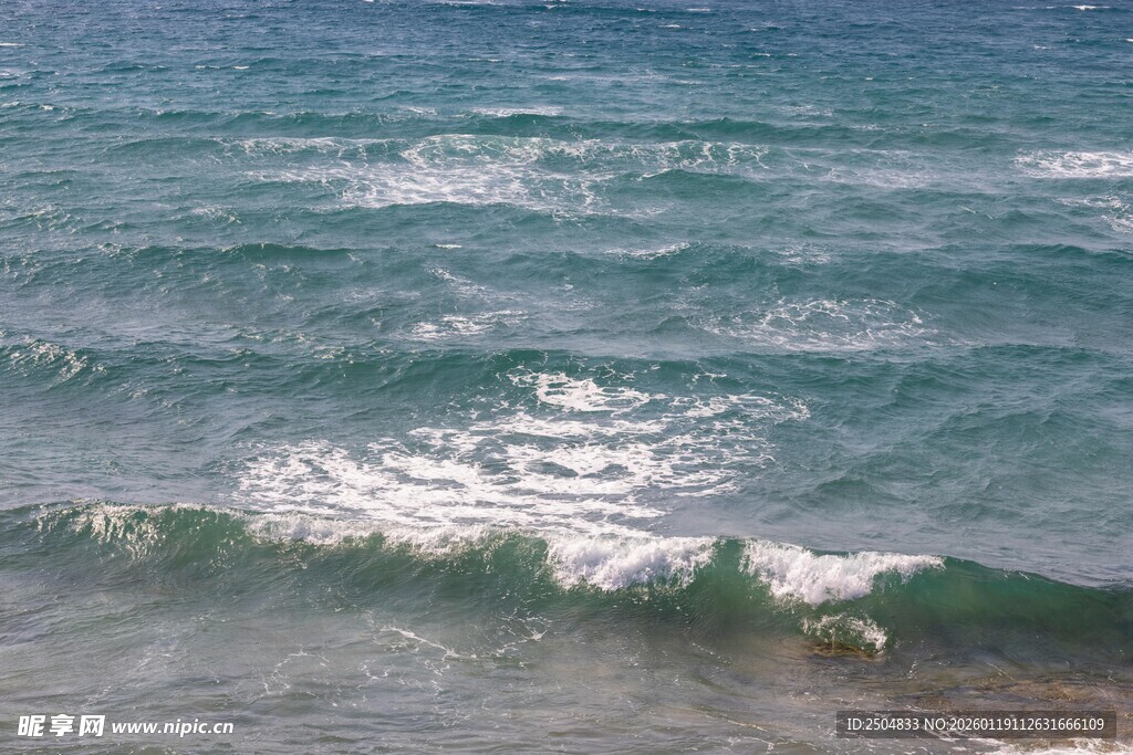 海浪翻涌的蓝色海洋