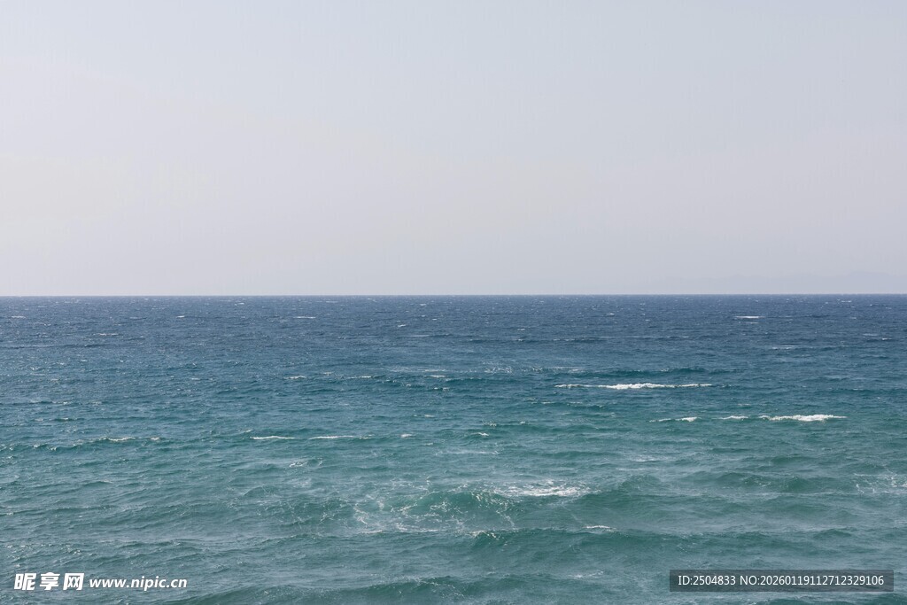 广阔蔚蓝大海的美丽景象