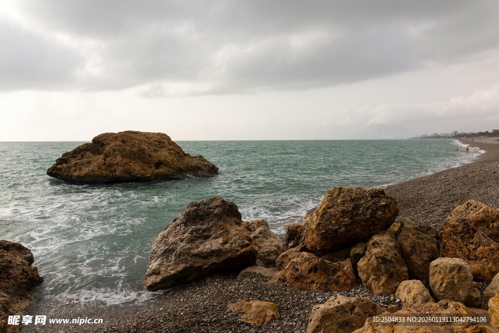 海边礁石与海浪景观