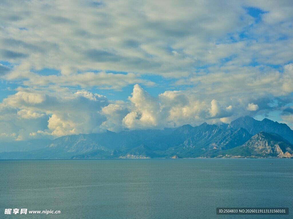 海上云景 远山朦胧