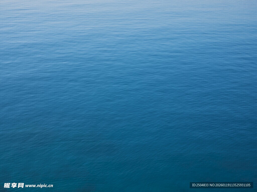 蔚蓝海面的静谧景致