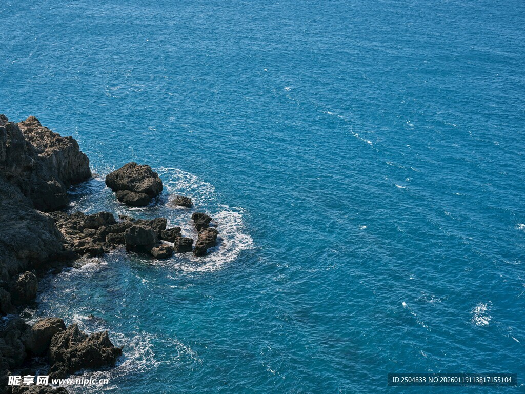 蓝色大海中的嶙峋礁石