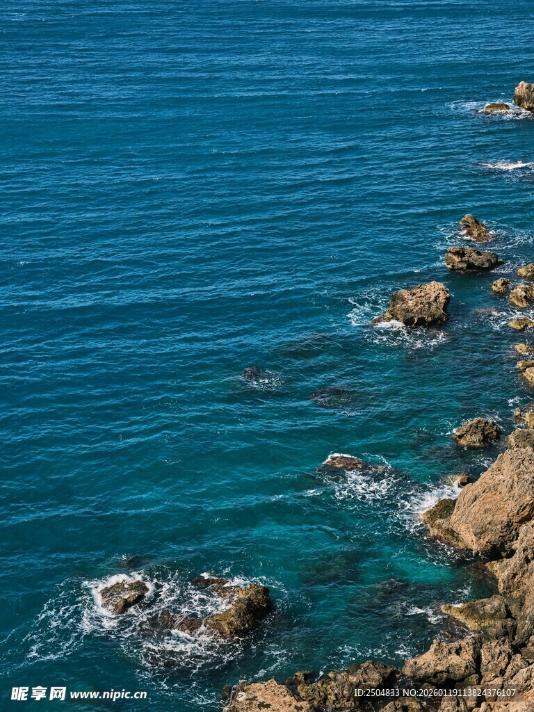 蓝色海岸边的嶙峋礁石