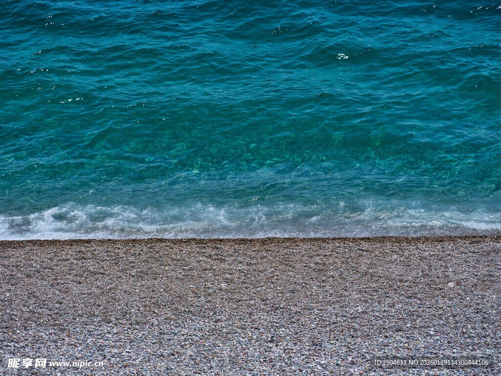 蓝绿色海水与砾石海滩