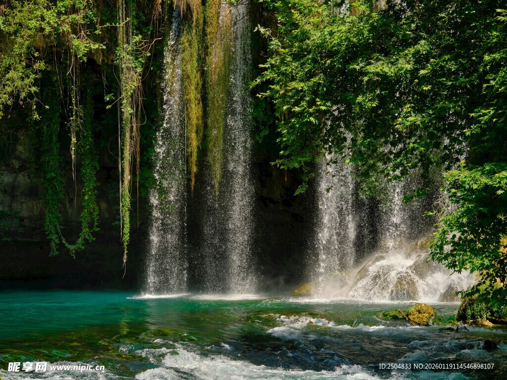 秀丽瀑布下的碧绿潭水