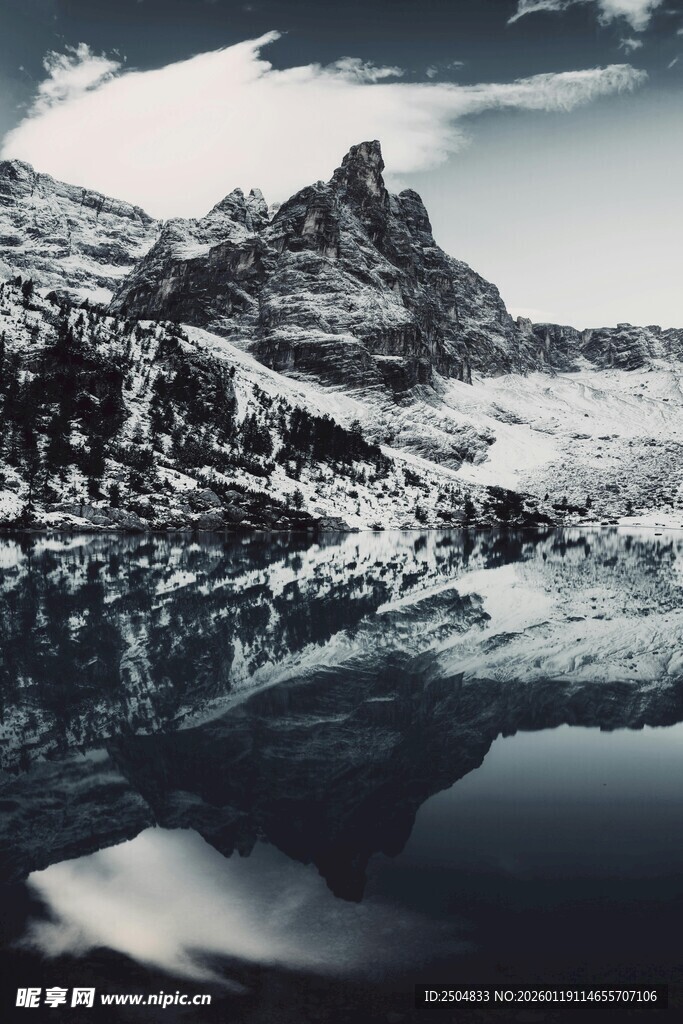 雪山湖泊的静谧倒影