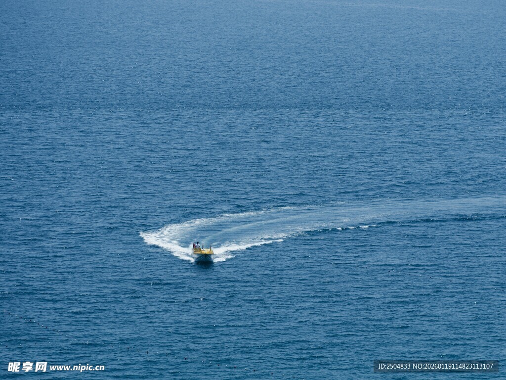 海上快艇破浪前行