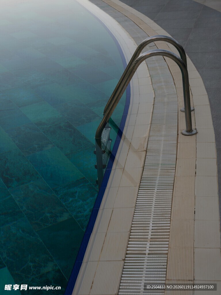 泳池边缘的优雅弧形设计