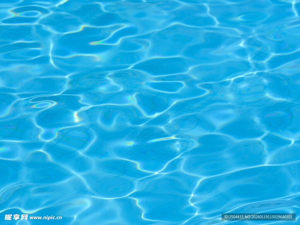 清澈泳池水面波光粼粼