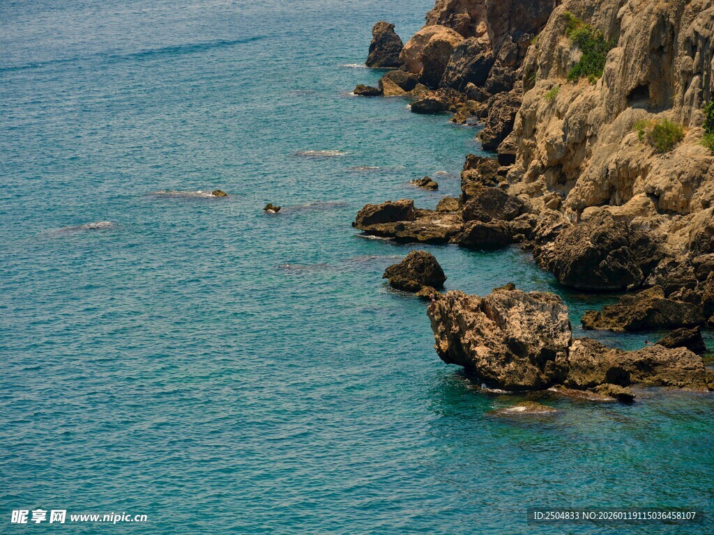 蓝色海岸边的嶙峋礁石