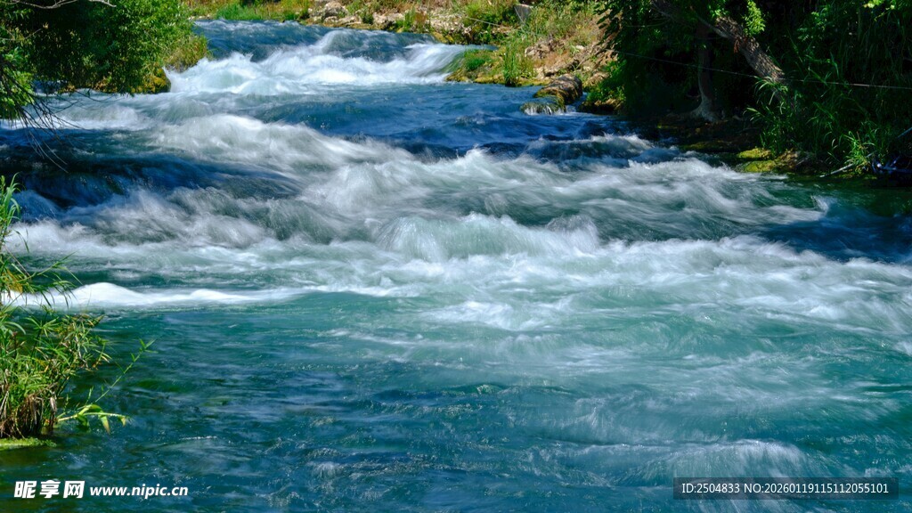 湍急溪流 尽显自然之美