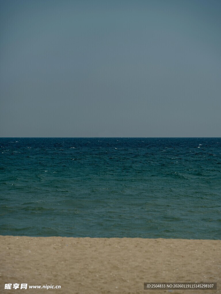 宁静海滩与广阔蔚蓝大海