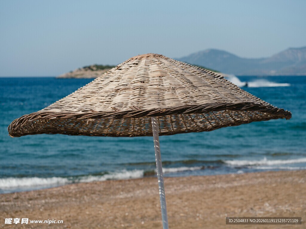 海滩上的遮阳草伞