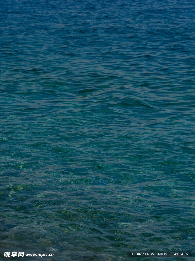 清澈蓝绿色的海面