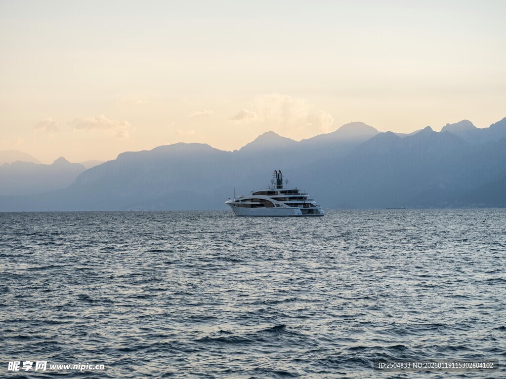 海上行舟 天际远山相伴