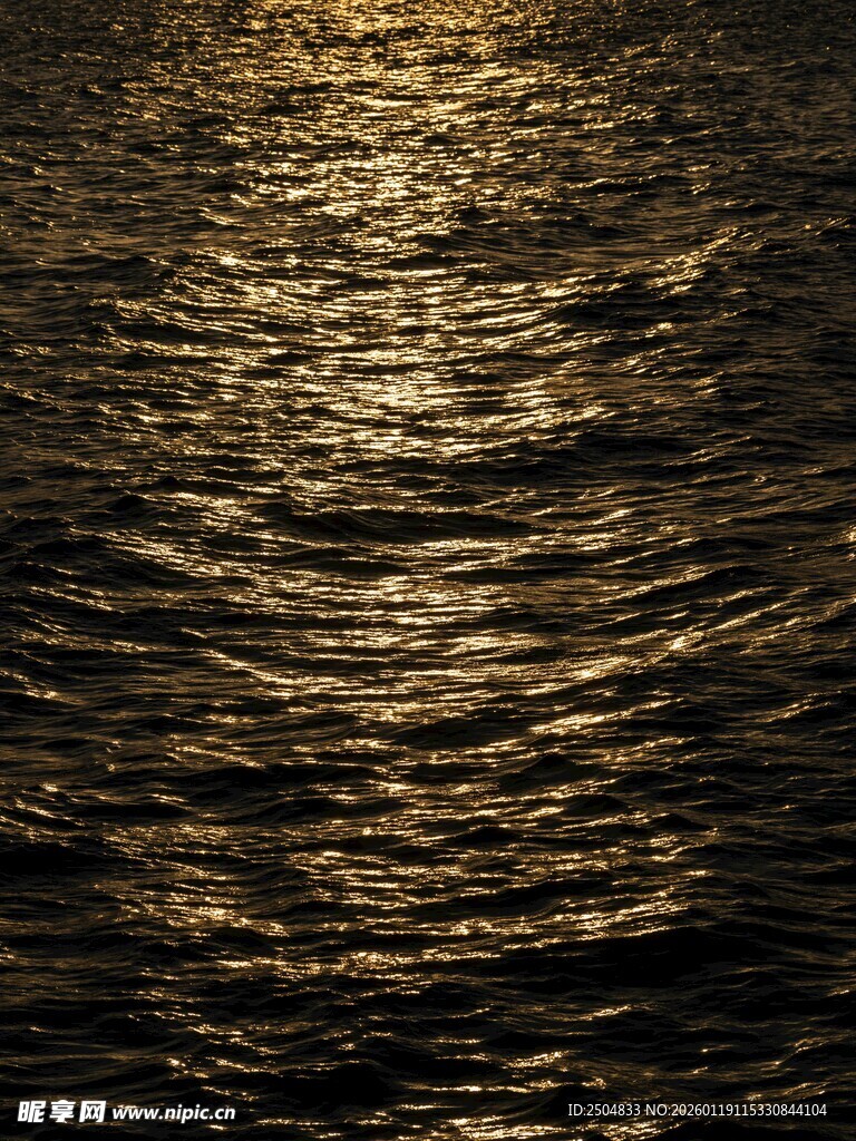 波光粼粼的金色水面