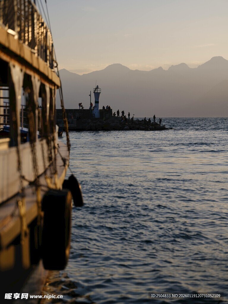 黄昏海港边的船只