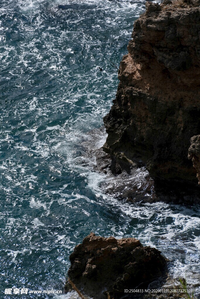 海浪拍击岩石的壮阔景象