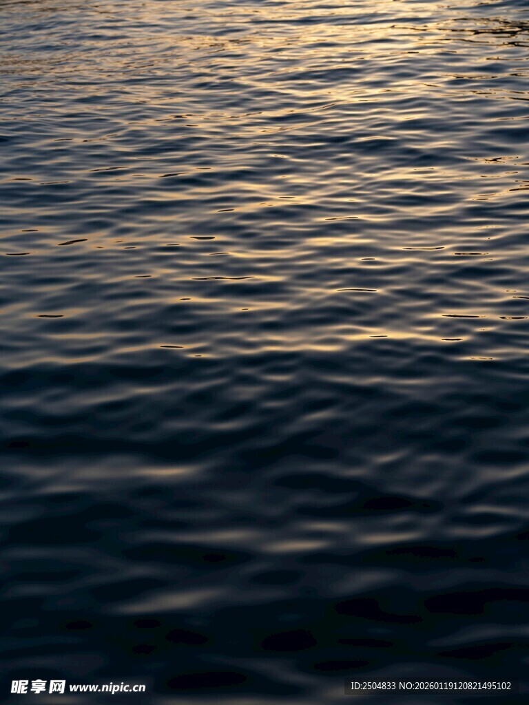 夕阳下波光粼粼的海面