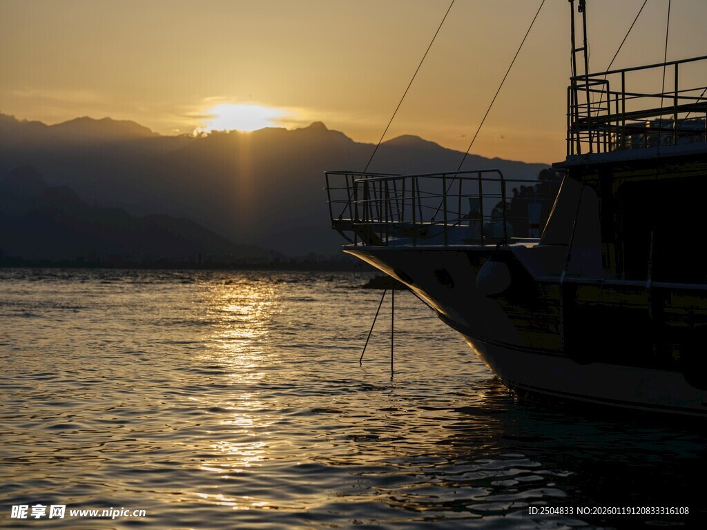 夕阳下的海面与船只