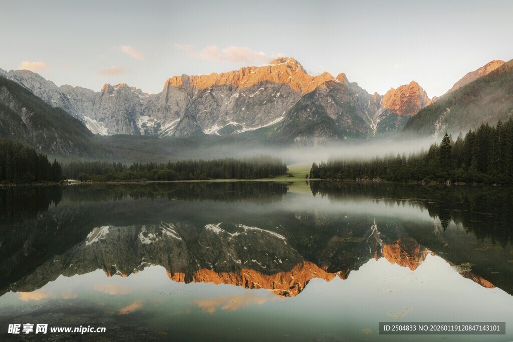 湖光山色中的壮丽山水景观
