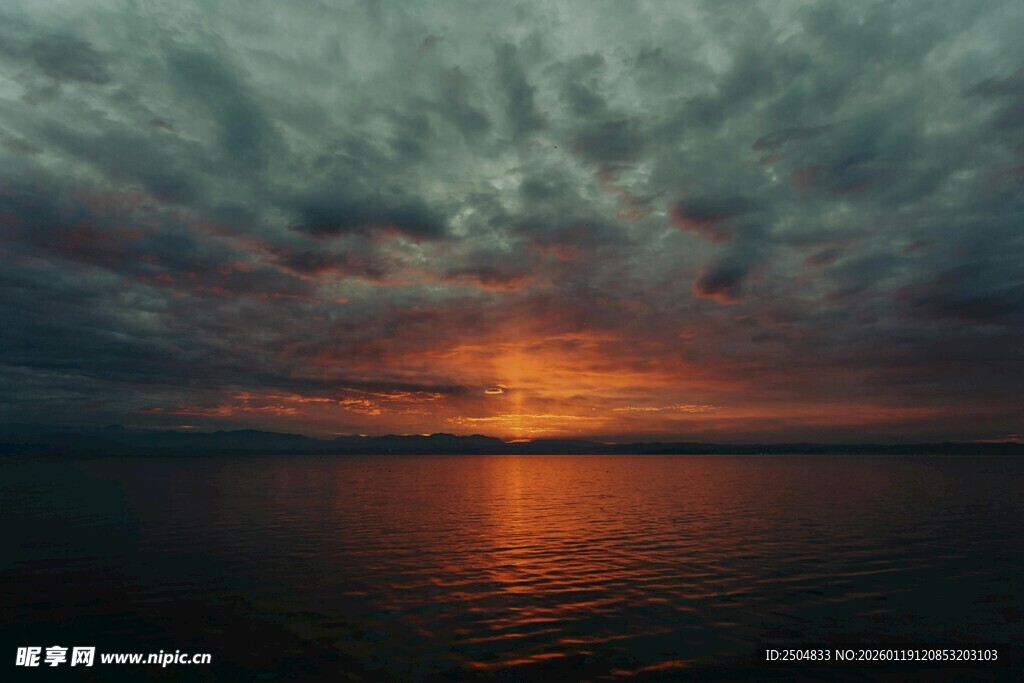 海上日落时的壮丽云层