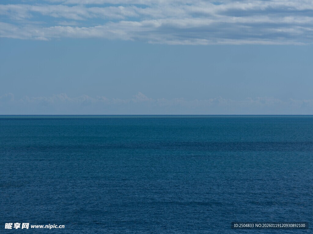 广阔蔚蓝大海远景画面