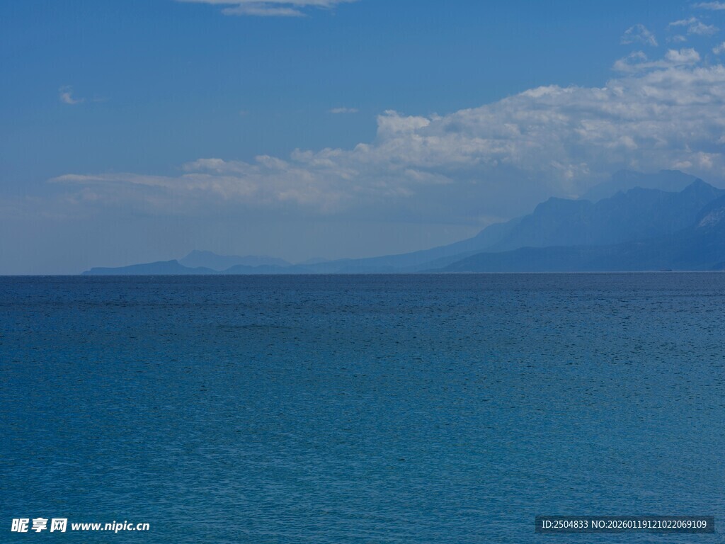 蔚蓝大海与远处山峦