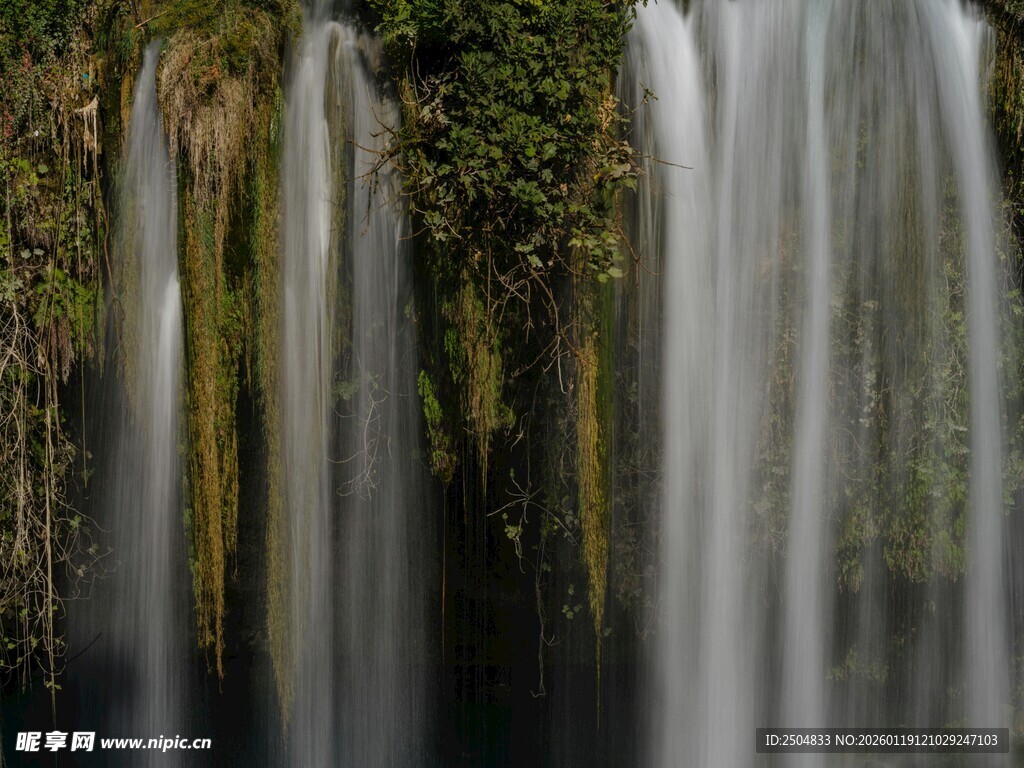 瀑布流水 绿意环绕的美景