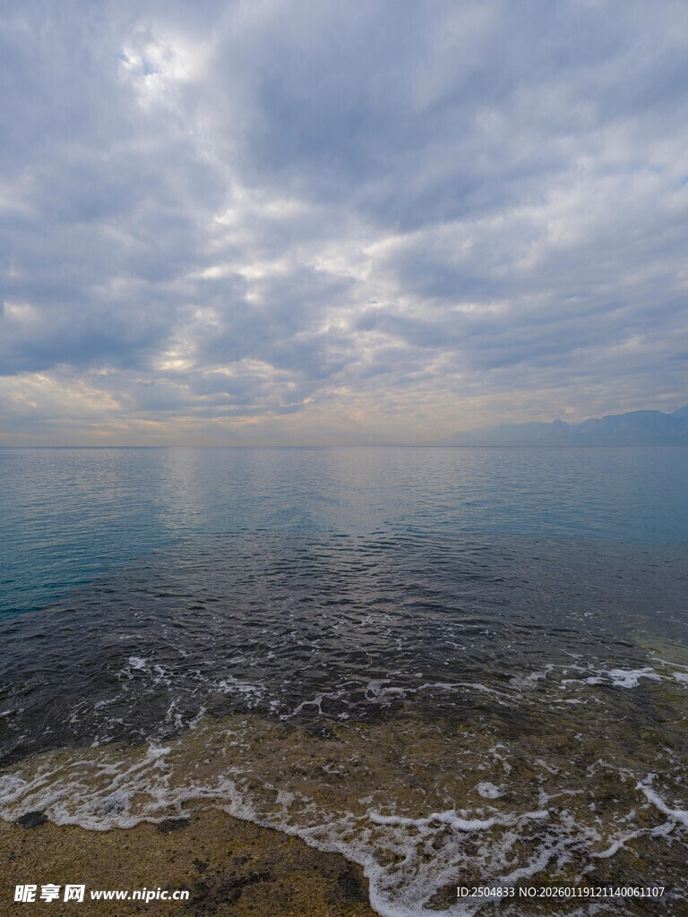 海边多云天色下的美丽景致