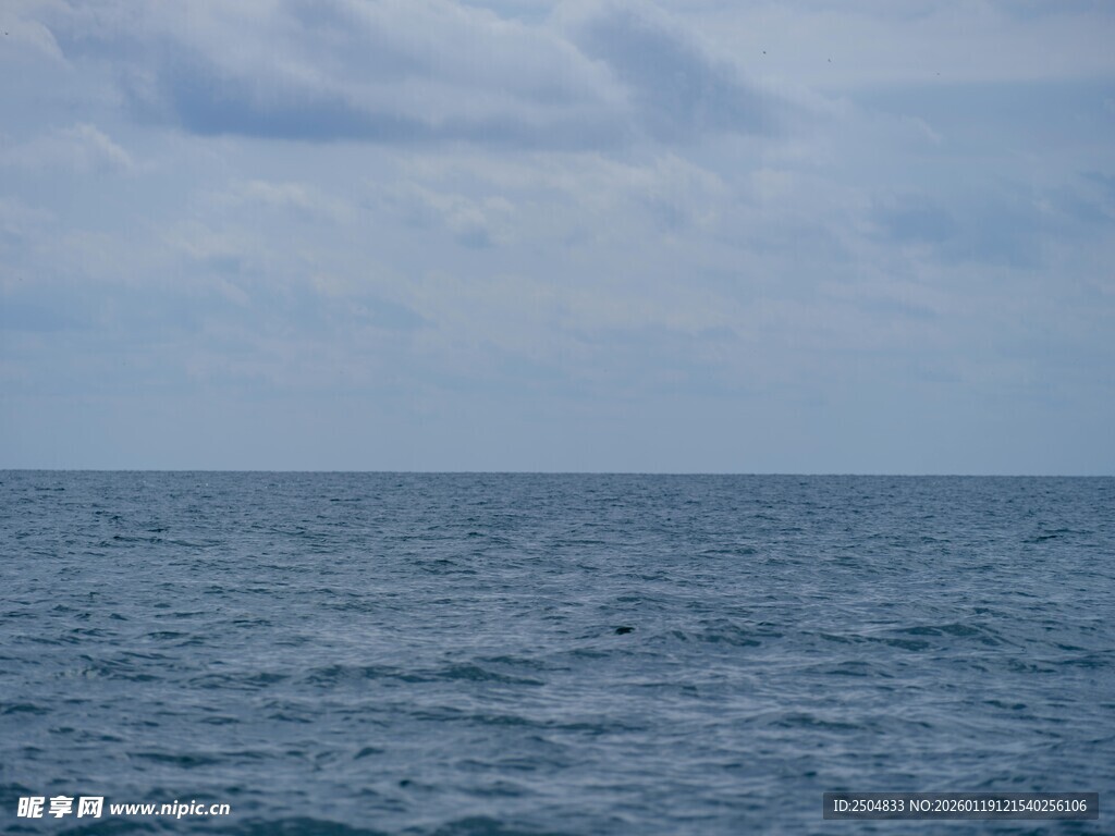 广阔海面与天空的景致