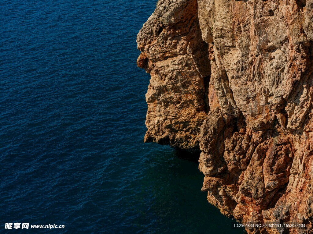悬崖边的蓝色海洋景观