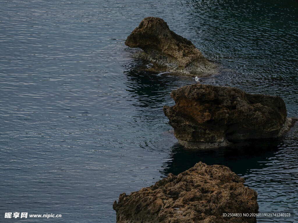 海边礁石 静谧海水景致