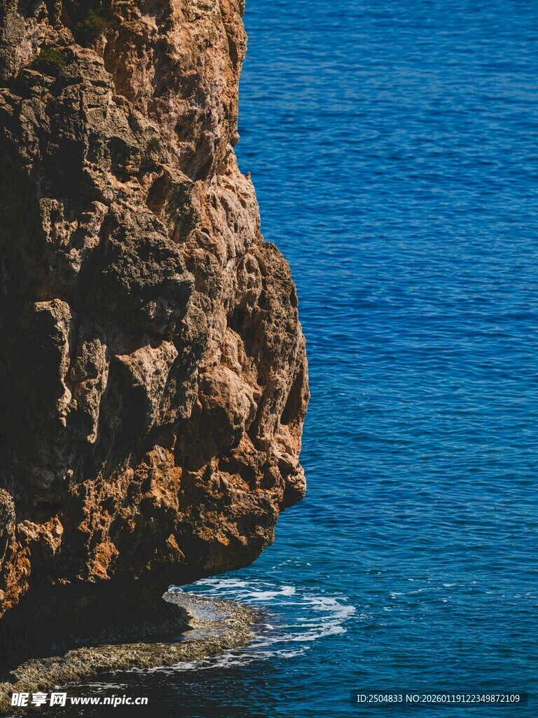 海边嶙峋峭壁与湛蓝海水