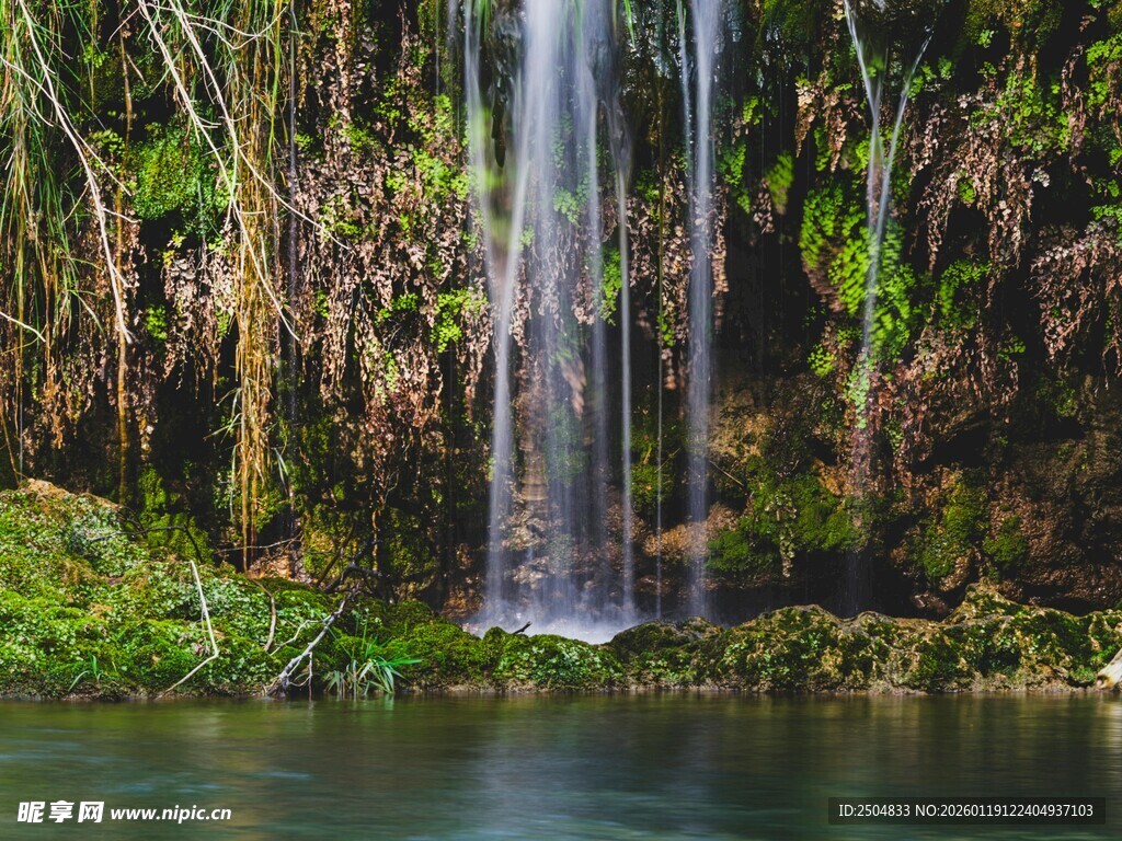 山间瀑布 绿意环绕的美景