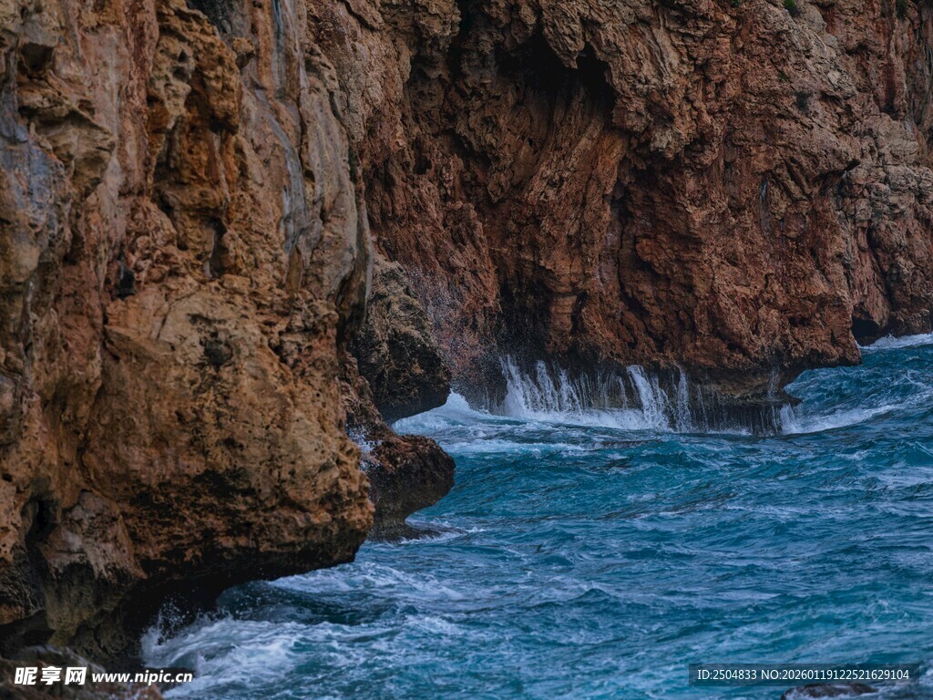 海边岩石与涌动的蓝色海水
