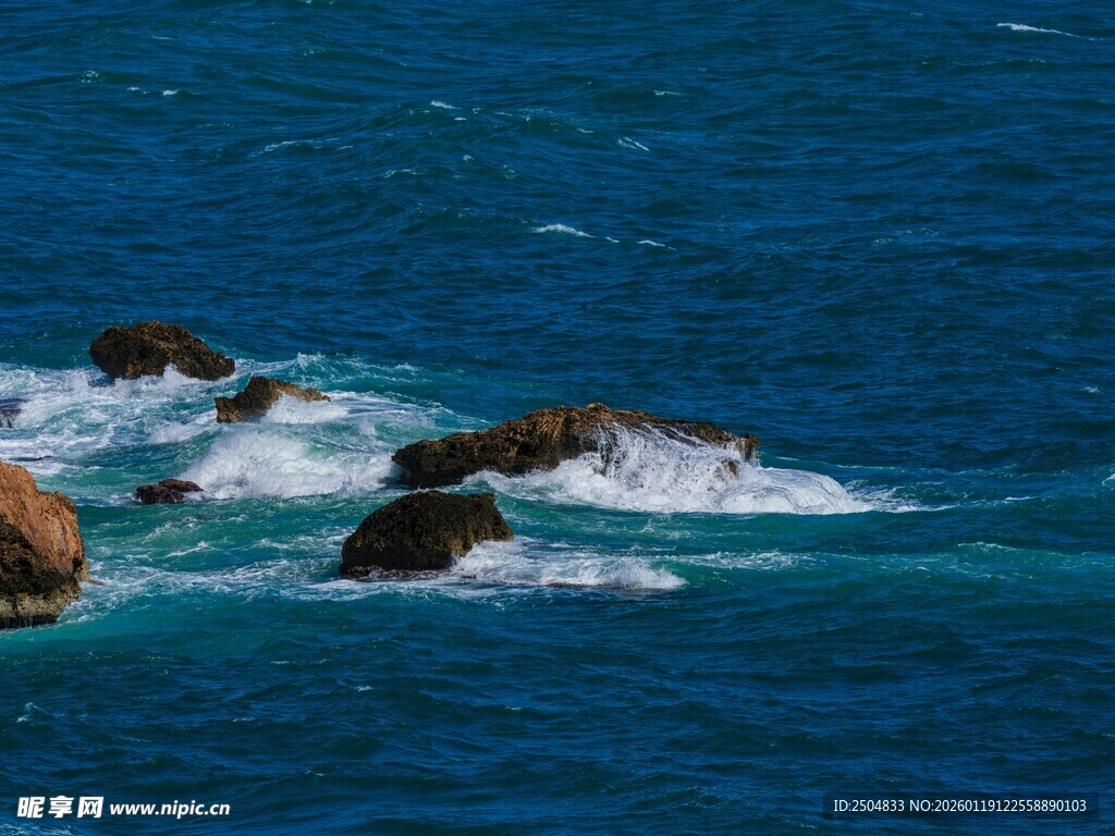蓝色大海中的礁石