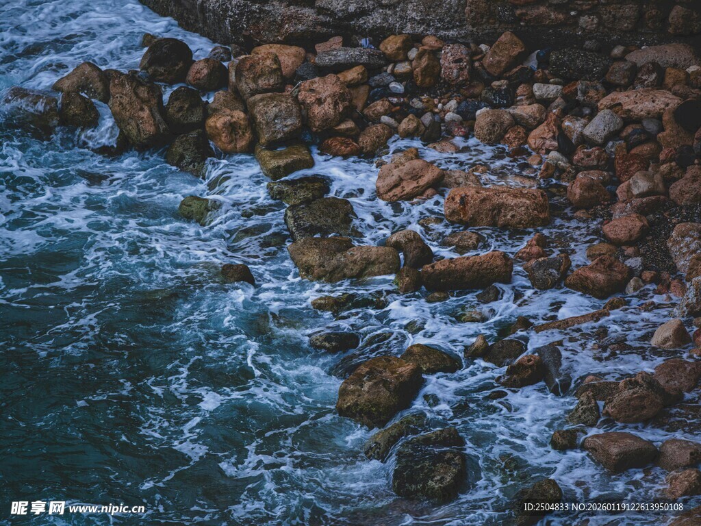海浪拍击岸边嶙峋礁石