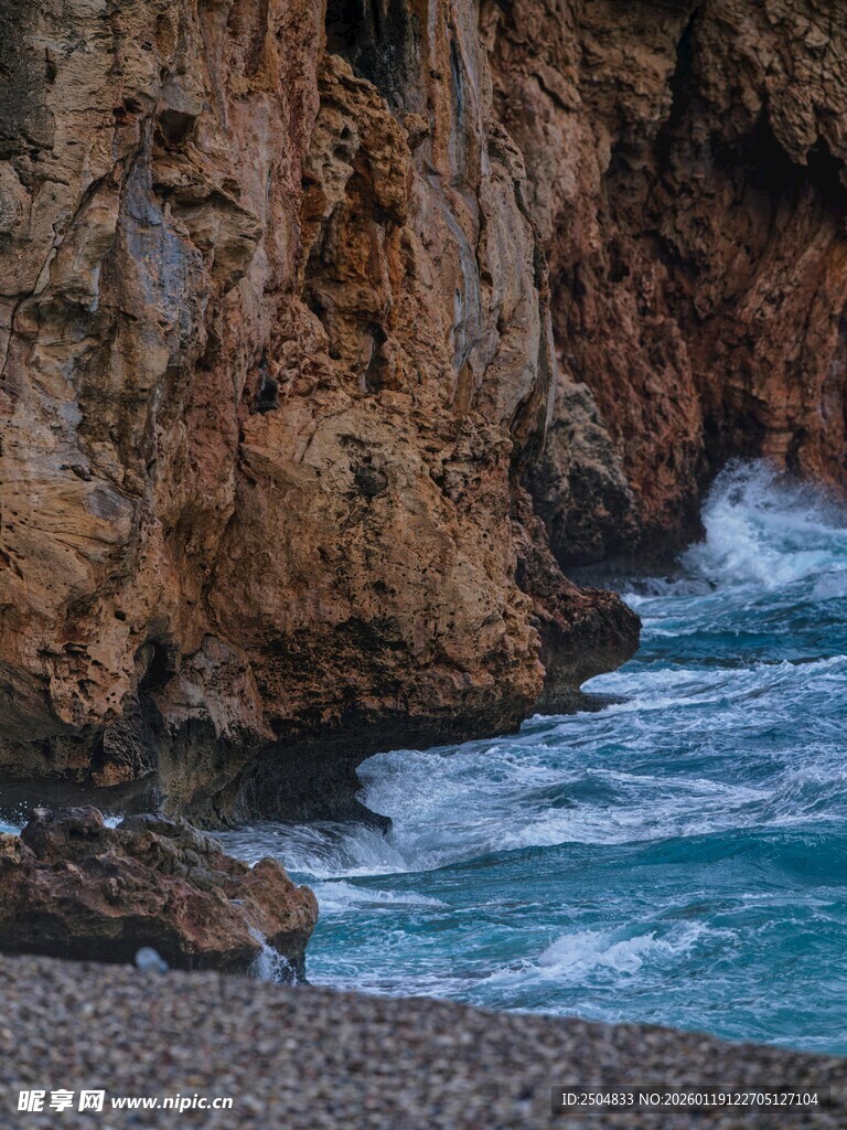海边嶙峋岩壁与翻涌海浪