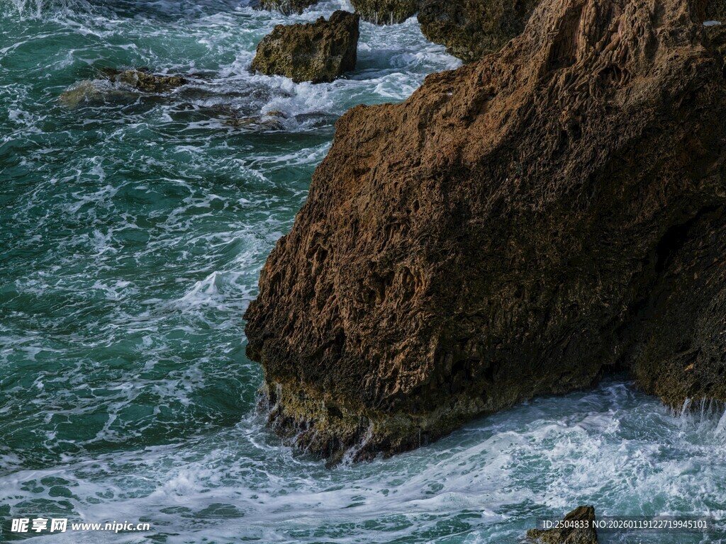海浪拍击岸边岩石